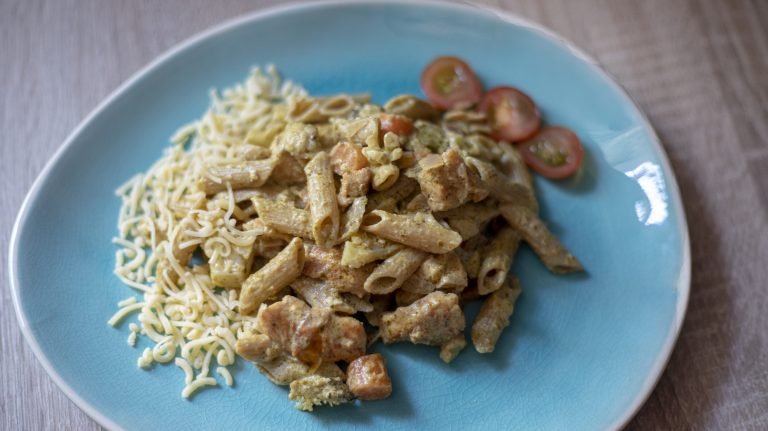 #18. Een zelfgemaakte pasta pollo pesto met kip & groente
